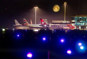 Mondaufgang über dem Flughafen Zürich