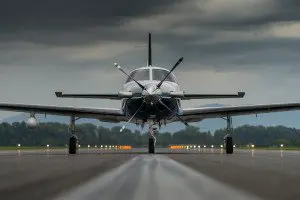 Piper PA-46-500TP Meridian auf der RWY 10/28 des Airports St. Gallen-Altenrhein.