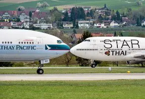 Cathay Pacific küsst den Thai Jumbo.