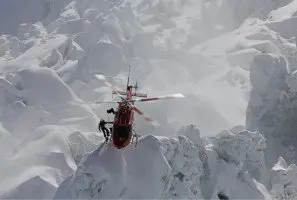 Air Zermatt mit dem Bell 429 auf dem Hohlichtgletscher