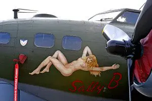 B-17 Flying Fortress / Sally B Pin-up Girl an der Air 14.