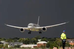 Brandneuer Qatar Boeing 787 Dreamliner landet in Farnborough England. Die Gewitterfront im Hintergrund ergibt einen tollen Kontrast.