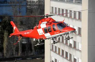 REGA Agusta Da Vinci landet beim Kantonsspital St.Gallen. Der Endanflug zwischen zwei Hochhäusern weckt respektvolle Begeisterung.