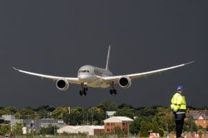 Brandneuer Qatar Boeing 787 Dreamliner landet in Farnborough England. Die Gewitterfront im Hintergrund ergibt einen tollen Kontrast.