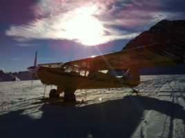 Stimmungsbild der Aviat Husky HB-KME auf dem Gletscher